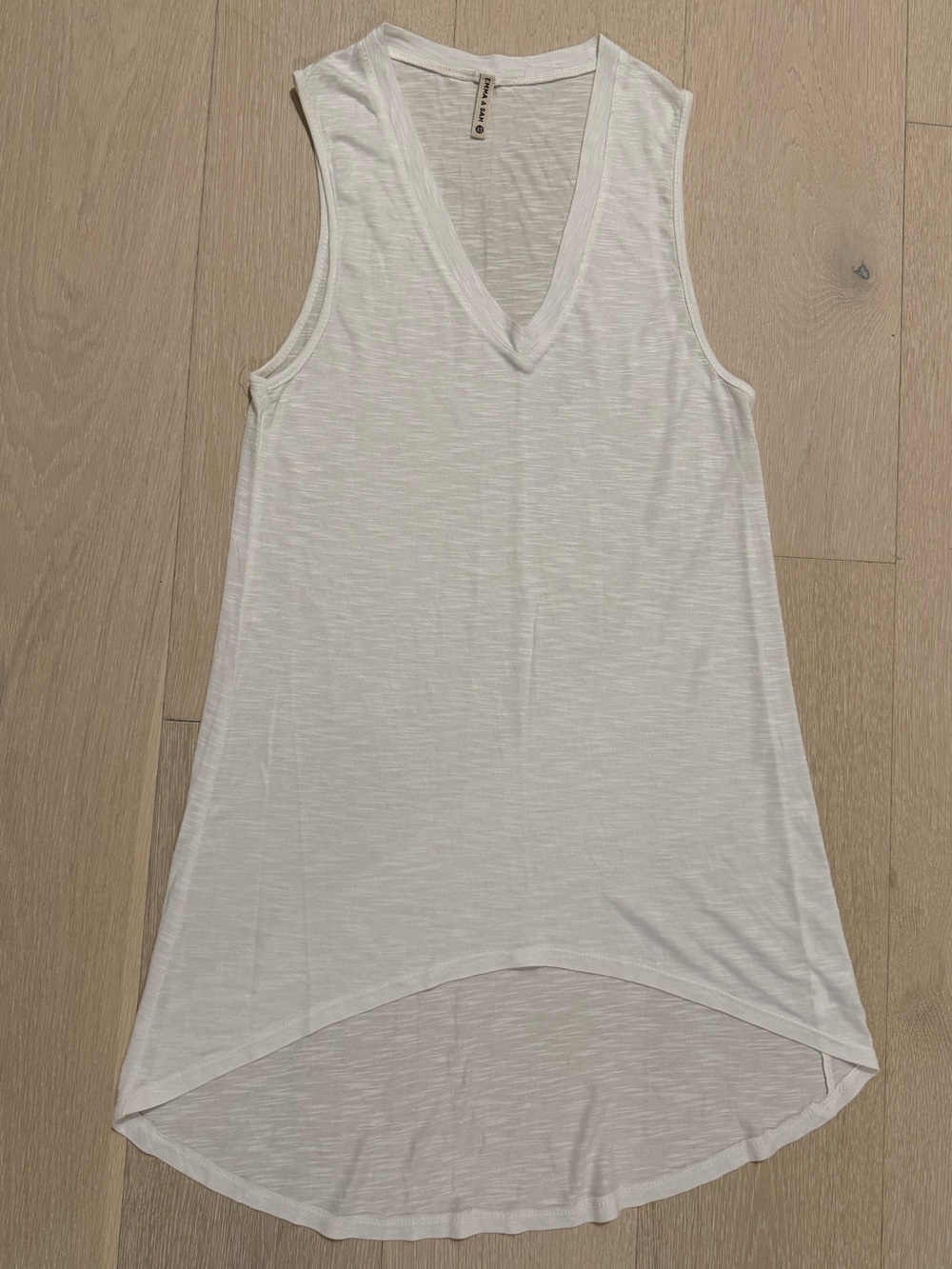 Emma & Sam White Sleeveless V-Neck High-Low Tank Top